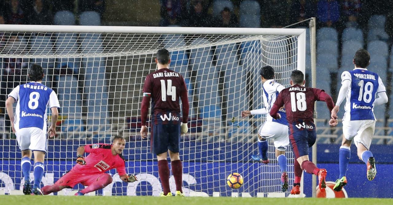 El anhelado gol de la Real Sociedad llegó al minuto 67 tras un penal ejecutado por el mexicano Vela.