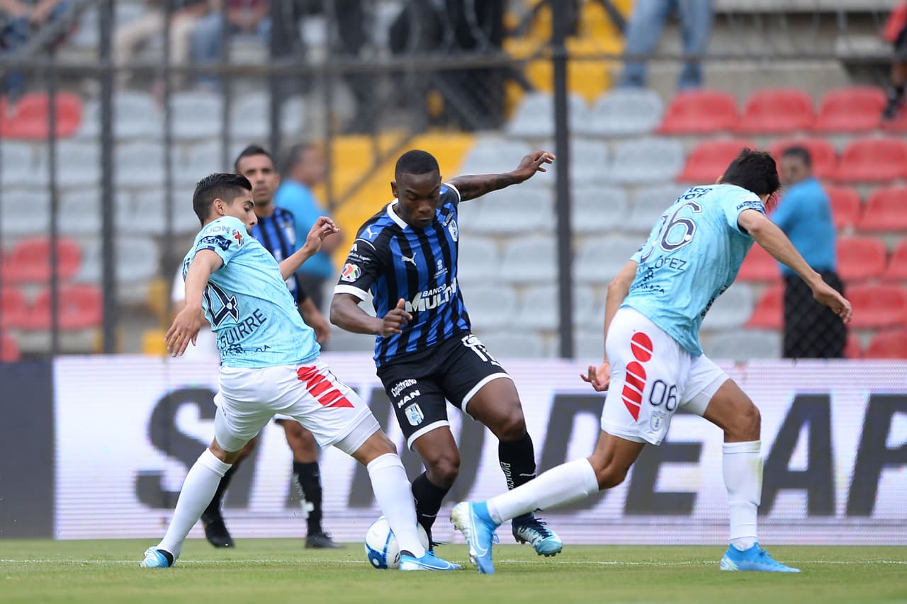 Querétaro se mostraba insistente en abrir el marcador pero la defensa de los Tuzos mostraba orden.