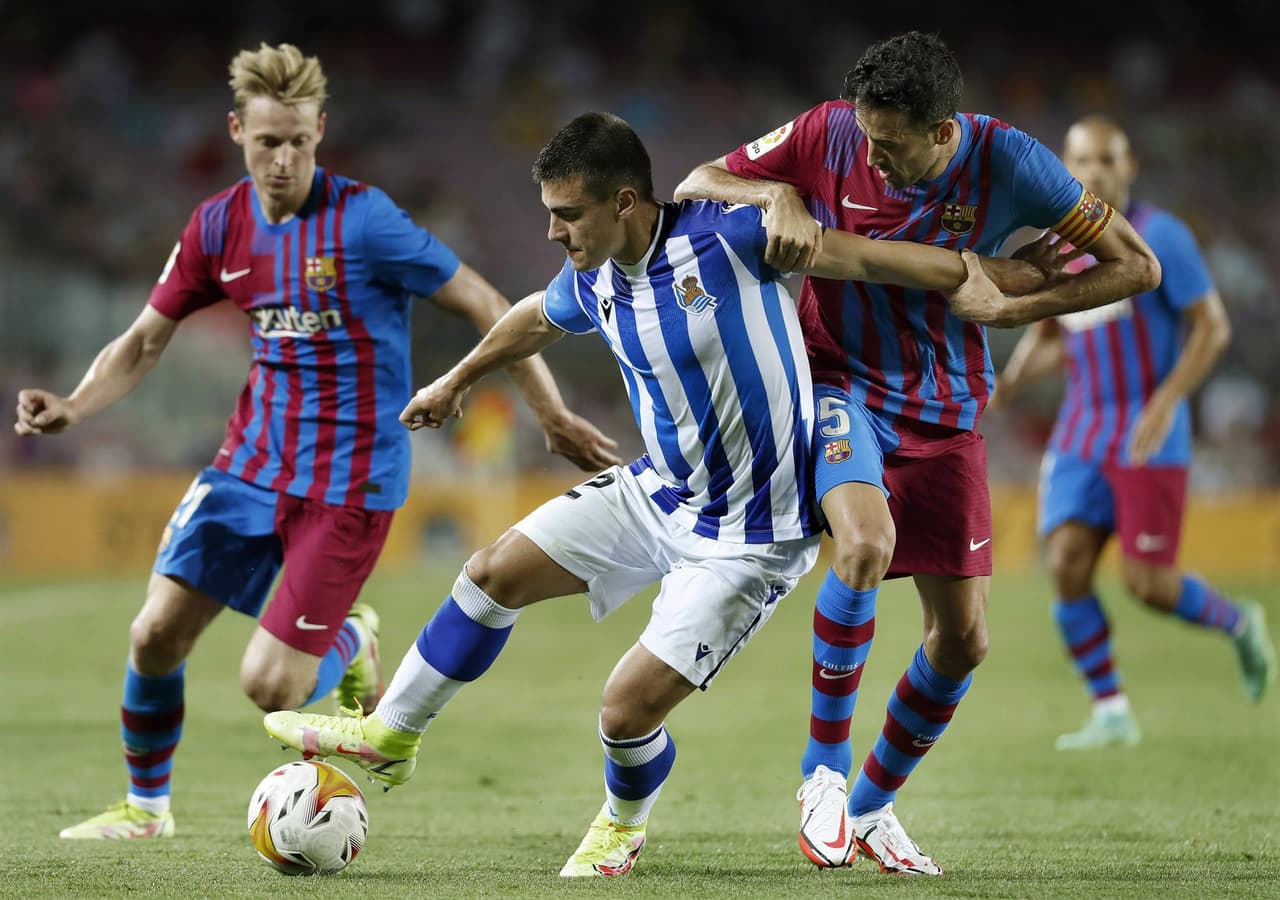 Barcelona se impone ante la Real Sociedad con un marcador de 4-2, tras la salida de Messi del Barcelona. Gerard Piqué (19') se encargo hacer el primer tanto para los culés, seguido de Martín Braithwaite con doblete, pero el equipo visitante sumó dos más por parte de Cienfuegos (82') y Oyarzabal (85'), ya al filo del partido, Sergi se encargó de hacer el cuarto tanto de la victoria.