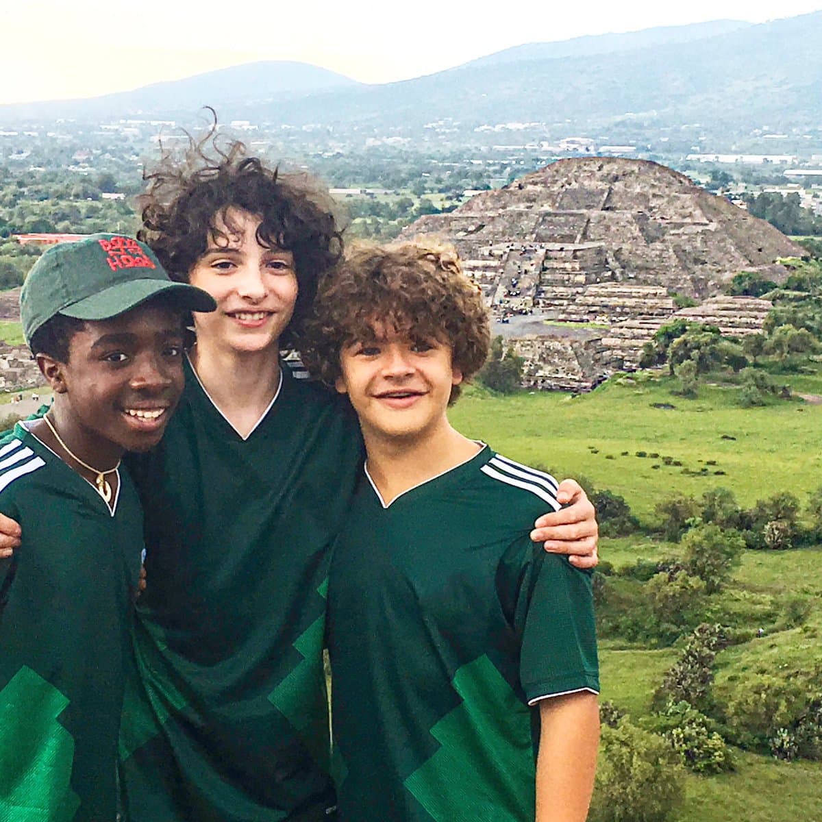 Finn Wolfhard, Gaten Matarazzo y Caleb McLaughlin se vistieron con la playera del Tri.