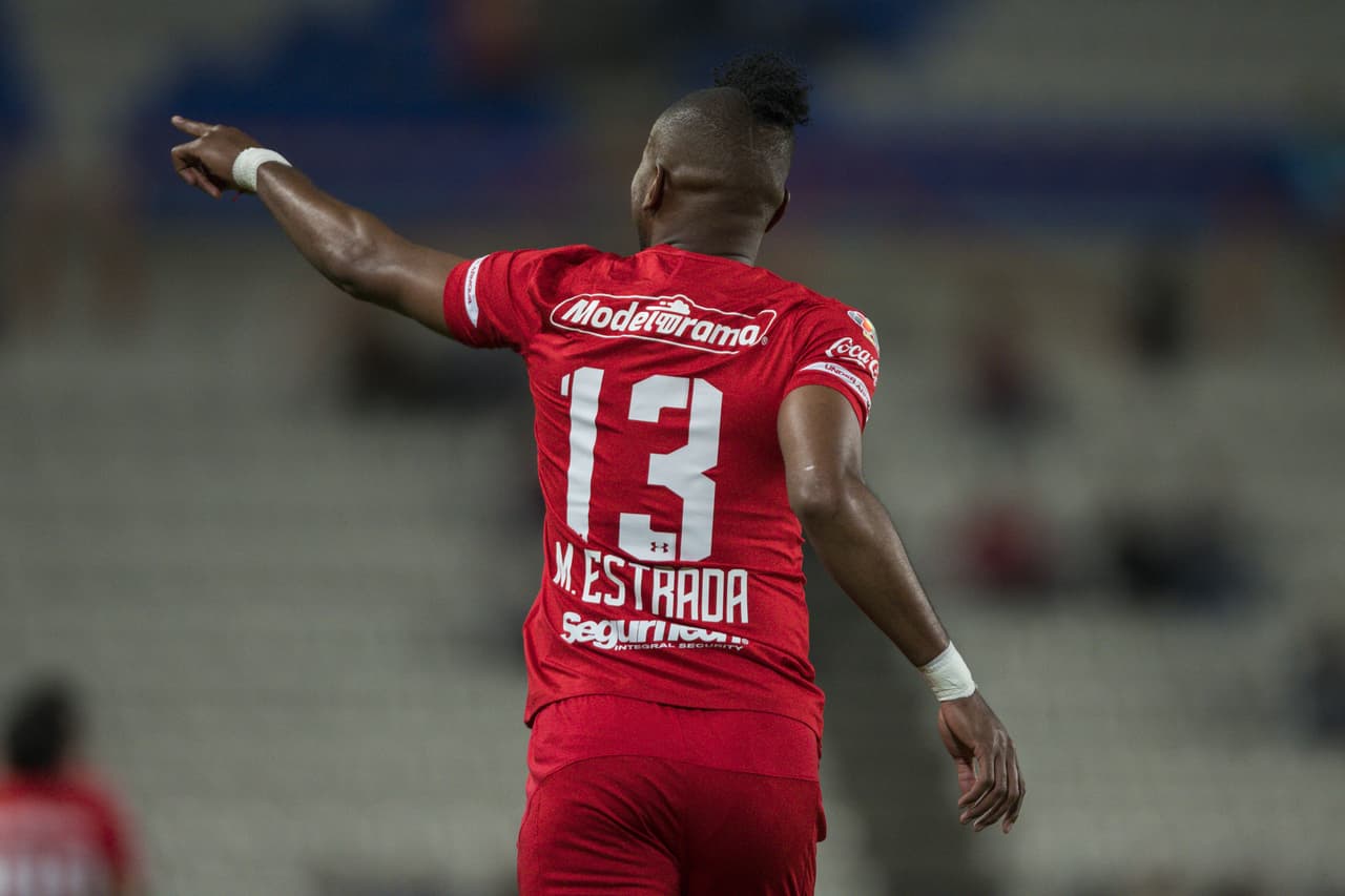 Michel estrada celebra tras anotar el 1-0 al minuto 19, con un remate con fuerza y bien colocado que deja sin opciones al arquero de Pachuca.