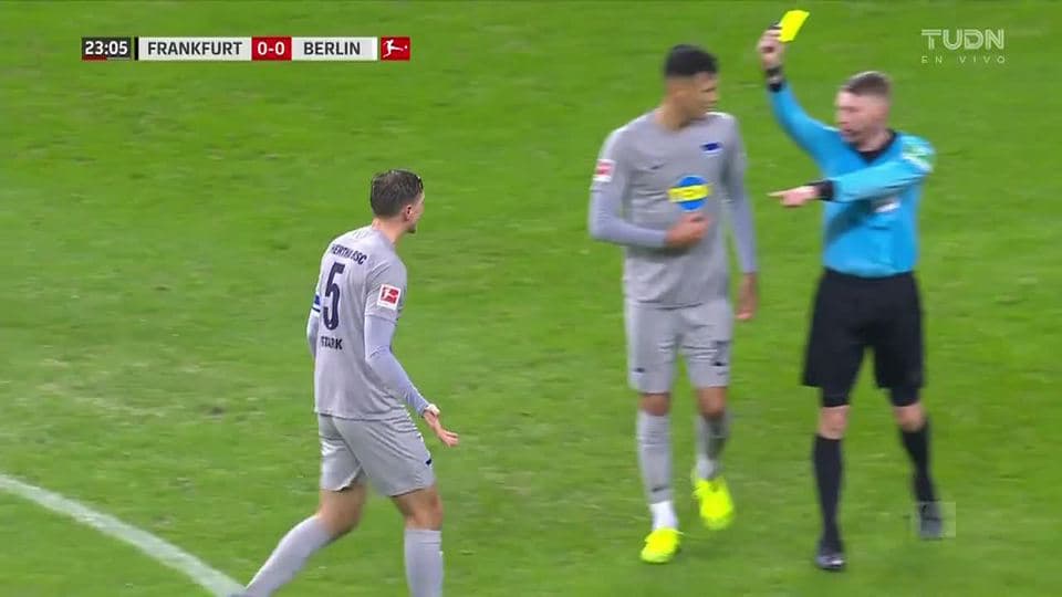 Tarjeta amarilla. El árbitro amonesta a Niklas Stark de Hertha BSC