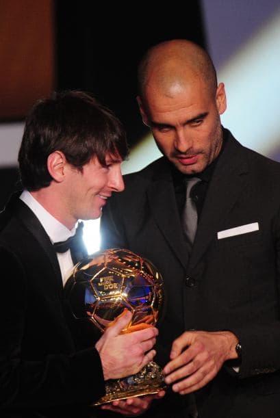 Su propio técnico le entregó el galardón.