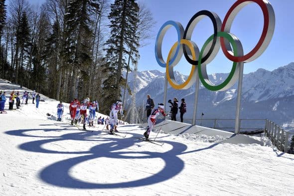 Marit Bjoergen (al frente), la reina de los Juegos de Vancouver (en los que capturó tres oros, una plata y un bronce), trasladó su trono a tierras rusas, donde revalidó su título en el esquiatlón, convirtiendo -junto al anterior- a Noruega en la primera líder del medallero.