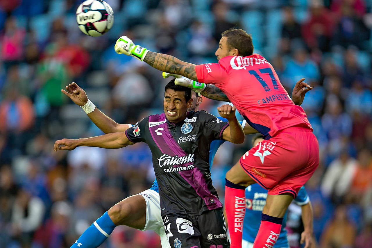 Finalmente, Puebla ha empujado todo el torneo por alejarse del descenso y lo va logrando poco a poco. Hizo un esfuerzo sobrehumano para llevarse una victoria de 2-1 ante Cruz Azul y solo lo consiguió sobre el tiempo con un gol de Álvaro Navarro. Ya está ubicado a solo dos unidades de una posible clasificación a la Liguilla.