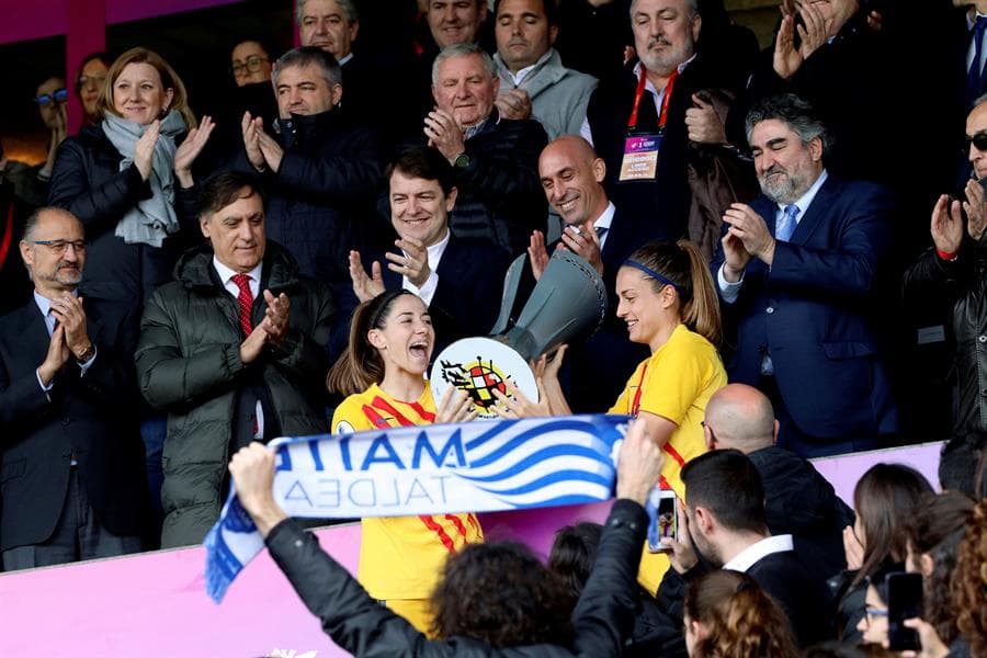 Las culés realizaron una gran hazaña y golearon por 10 tantos a la Real Sociedad con cuatro anotaciones de marta Torrejón, dobletes de Alexia y Oshoala y goles de graham e Iraia; la victoria fue clara.