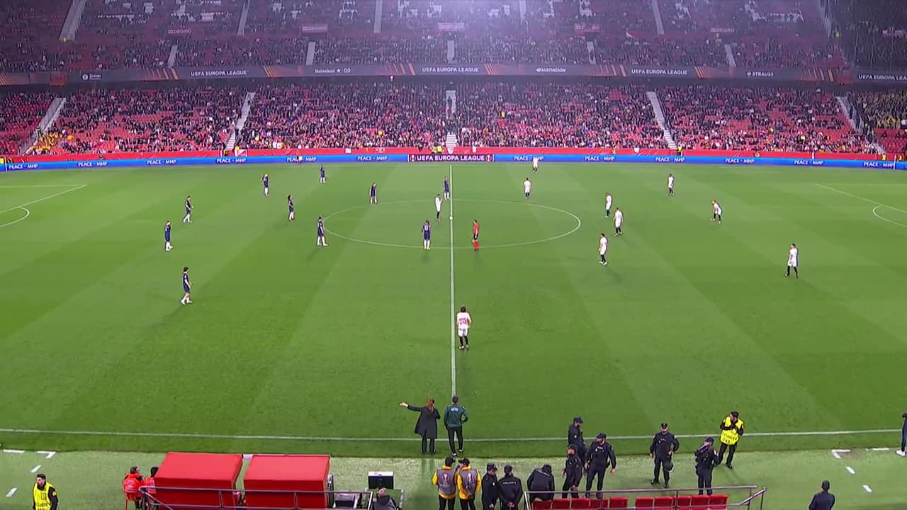 Arranca el partido y la pelota está en juego.
