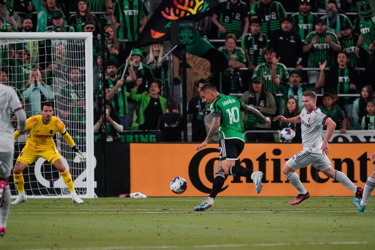 Obra de arte de Sebastián Driussi no basto y Austin cayó ante el debutante St. Louis