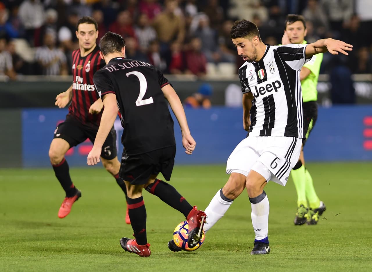 Ya en el mediocampo, tras la ida de Andrea Pirlo hace dos temporadas, el turno fue para el alemán Sami Khedira quien se ha consolidado como un 'capo' en esa posición. Recupera y pone a jugar a su equipo, se atreve a ir al frente, pero con velocidad regresa a su sitio habitual.