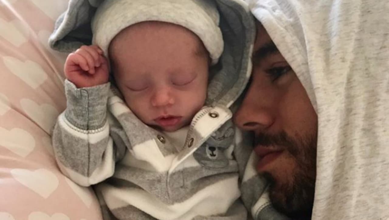 Una vez que se dio a conocer que Iglesias y Kournikova se habían convertido en padres, el artista español publicó esta imagen.