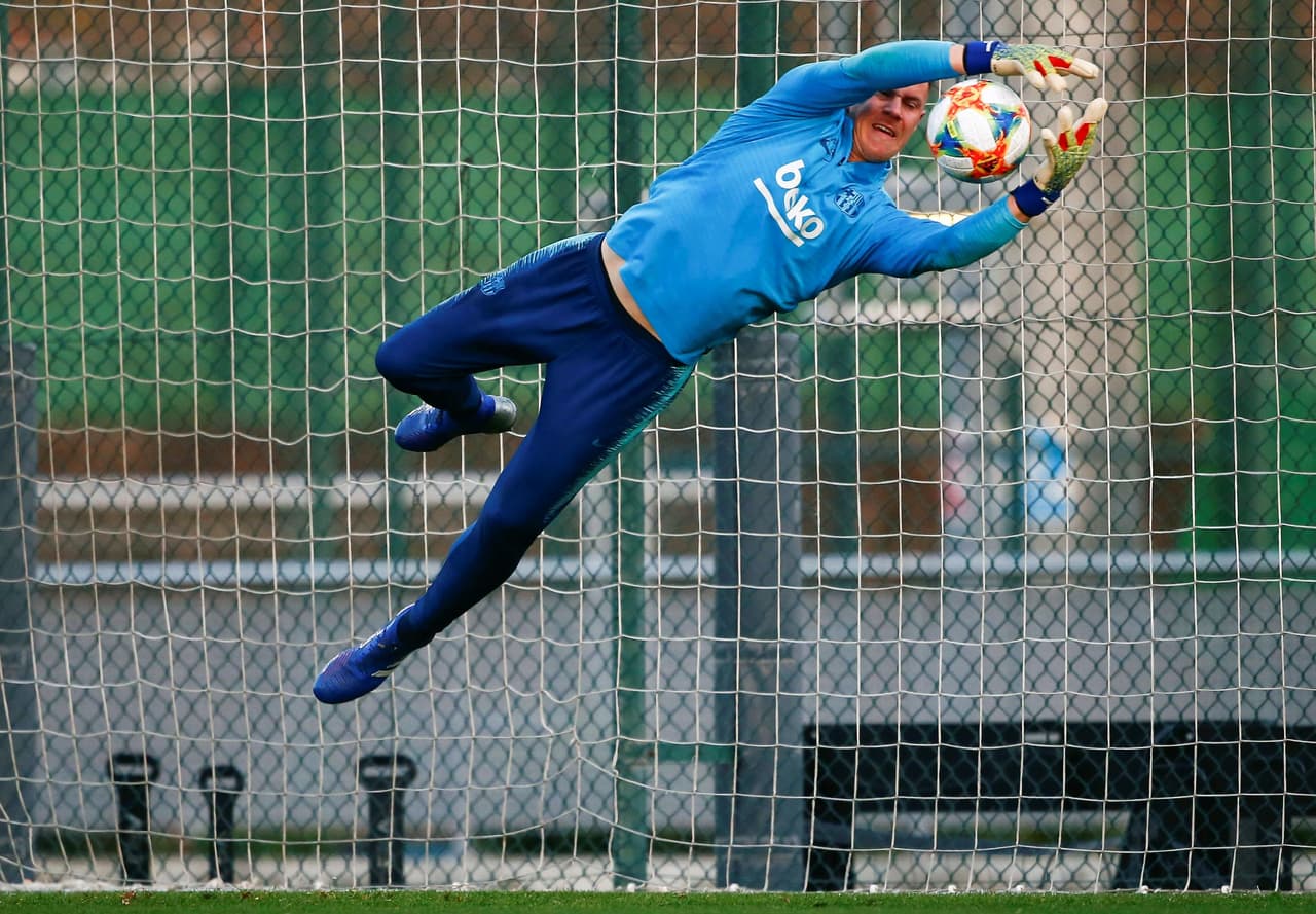Barcelona debe empatar por dos goles o ganar en su visita a Real Madrid en el estadio Santiago Bernabéu si quiere pasar a la Final de la Copa del Rey, pero eso no le quitó la alegría al plantel en su última práctica antes del juego.