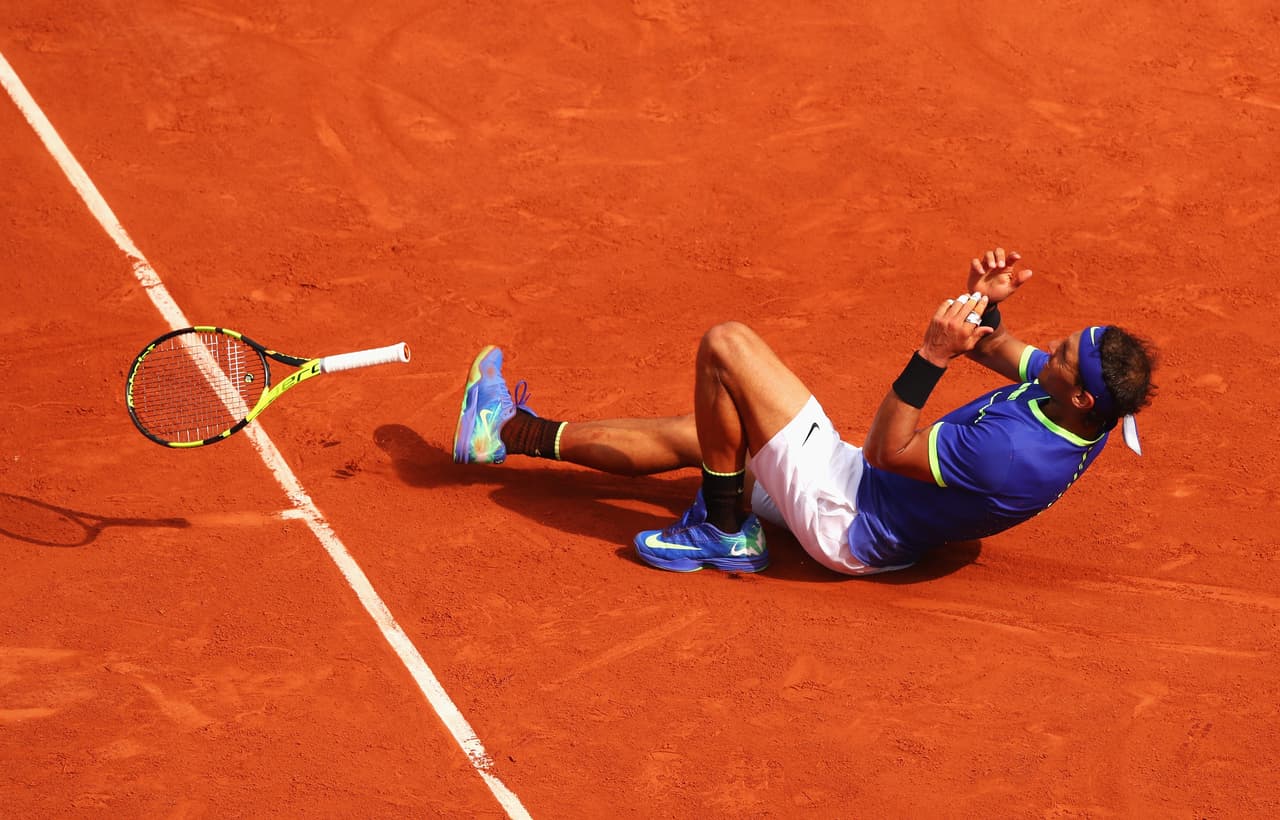 Nadal encadenó siete juegos consecutivos, cerró la primera manga y se colocó con ventaja en la segunda, 3-0, con lo que se limitó a mantener su servicio y romper en el octavo para cerrarla.