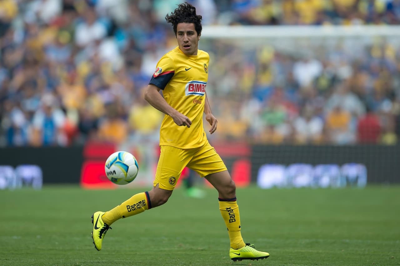 Efraín Juárez llegó al América procedente del Zaragoza de España, donde tuvo un paso intrascendente. En un juego de Copa MX se luxó el codo y, a partir de ahí, Miguel Herrera nunca volvió a confiar en él.