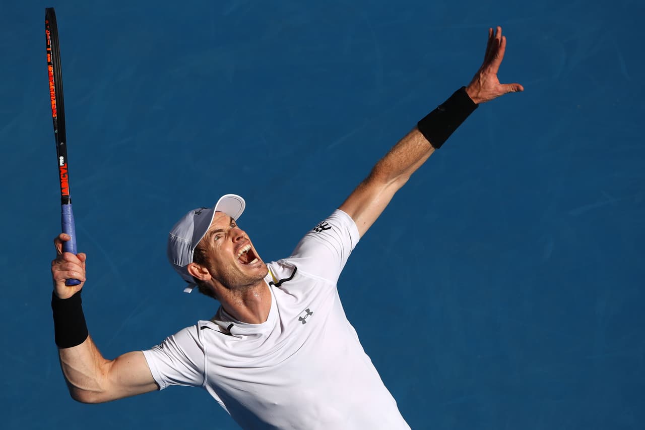 El británico Andy Murray se olvidó de sus dolores en el tobillo y evitó la sorpresa al batir al estadounidense Sam Querrey, quien derrotó al serbio Novak Djokovic en el último Wimbledon, por 6-4, 6-2 y 6-4, para colocarse en los octavos de final del Abierto de Australia.