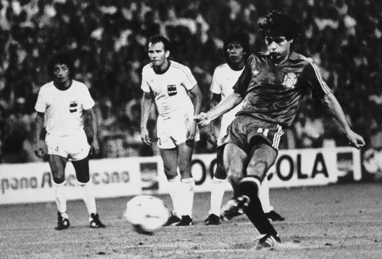 Roberto López hizo efectiva la oportunidad de gol tras la sanción del polémico penalti.