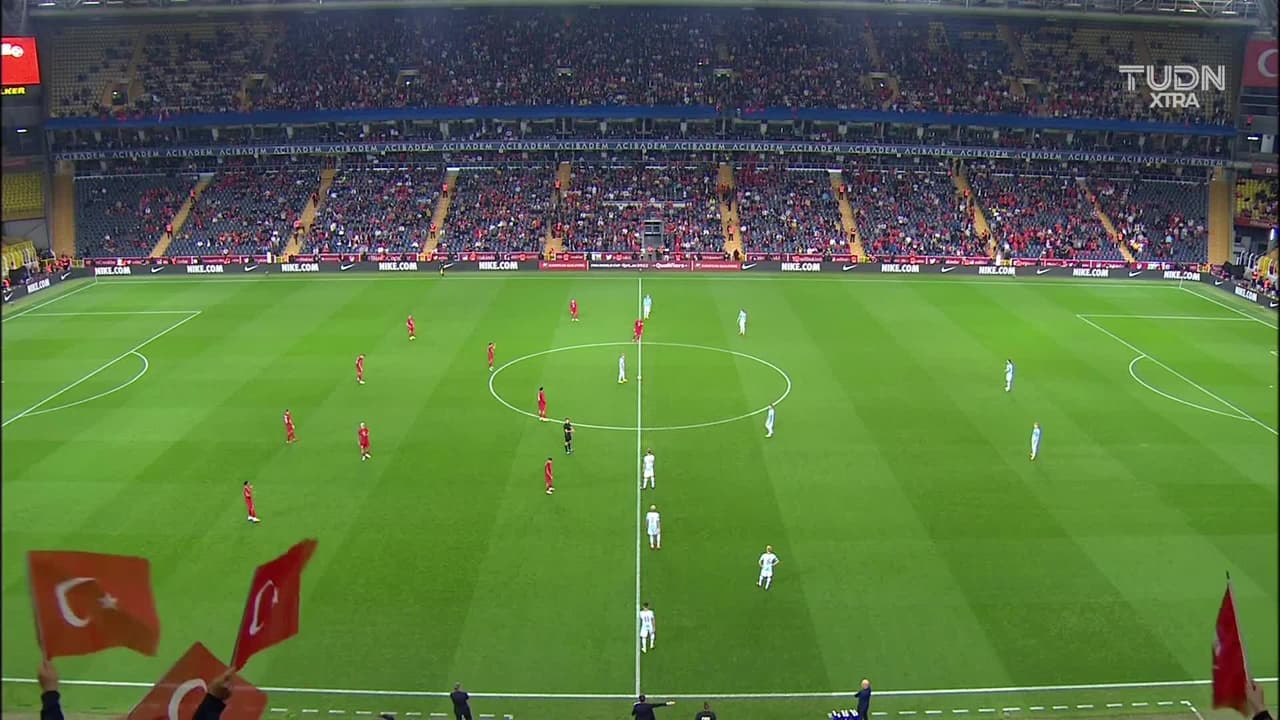 Arranca el partido y la pelota está en juego.