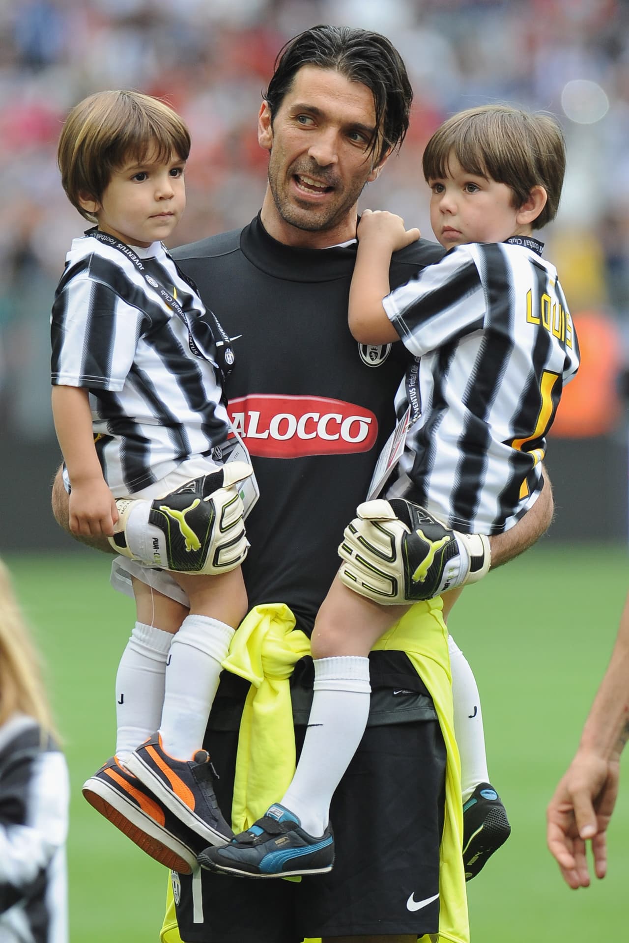 Gianluigi Buffon, con sus hijos David y Louis.