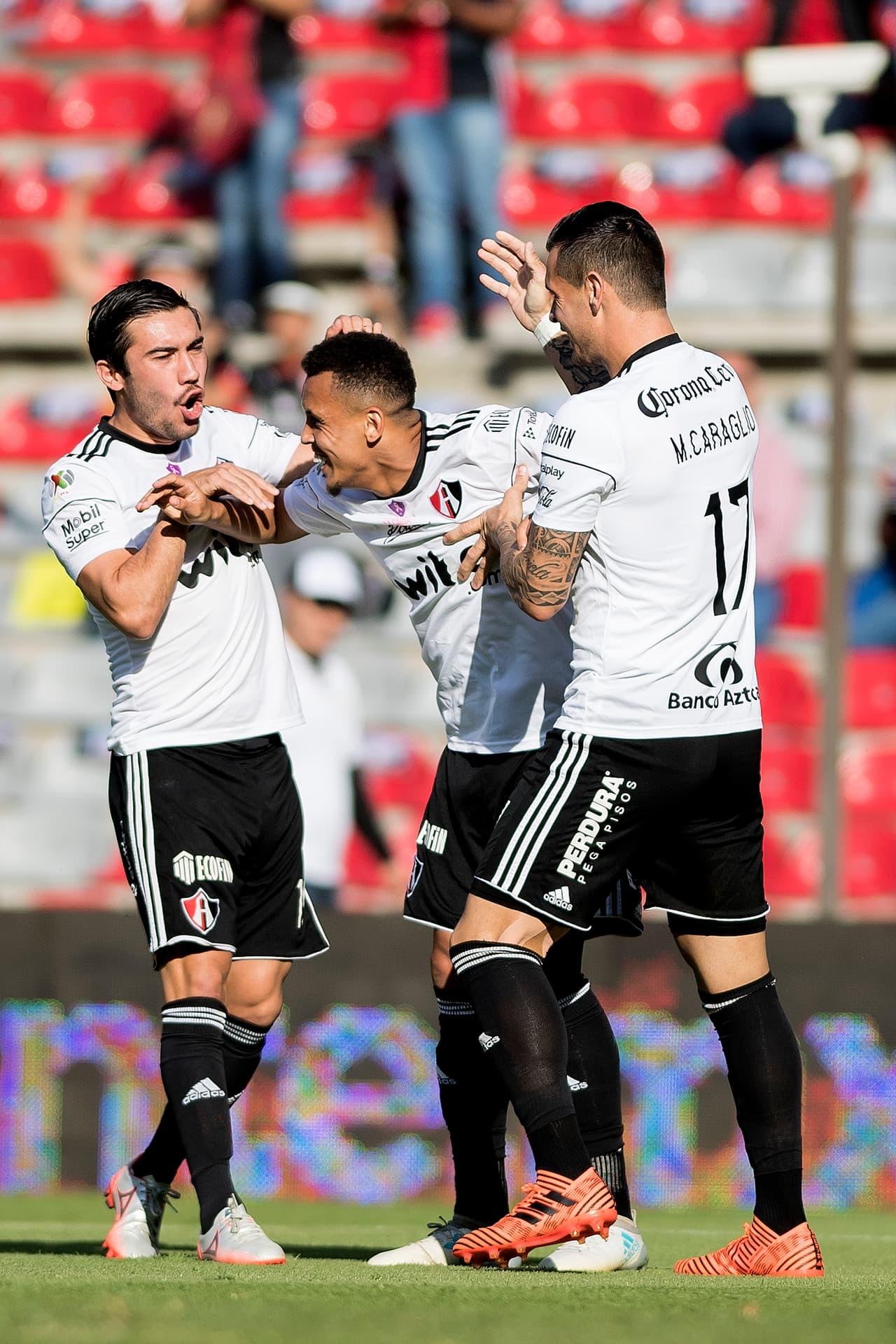 Tras 2 minutos de juego, un grave error del portero queretano le permitió a Ravel Morrison abrir el marcador.