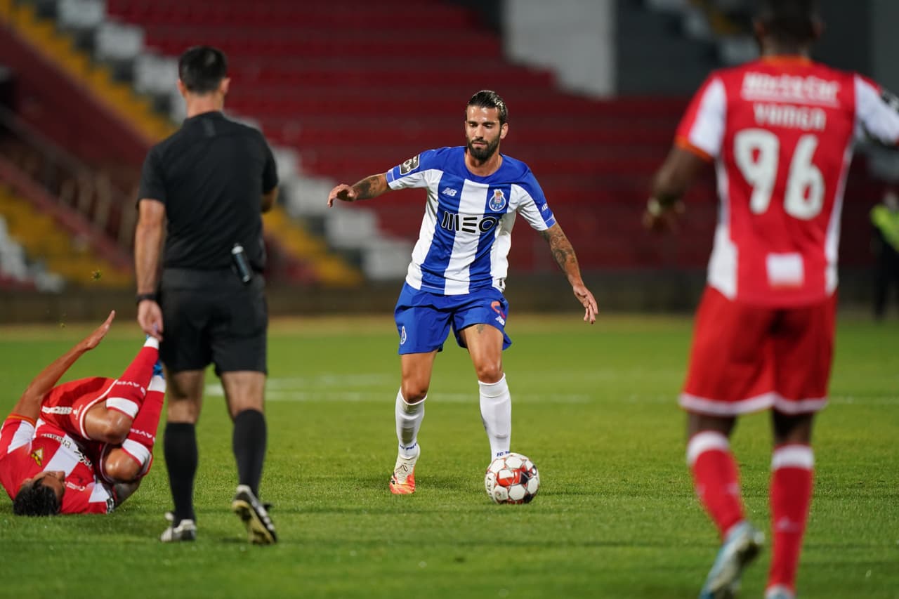 Porto no puede en su visita al CD Aves y terminan empatando 0-0. Al minuto 22 Zé Luís tuvo la oportunidad desde los once pasos, pero no logra aprovechar y el balón termina en las manos del arquero.