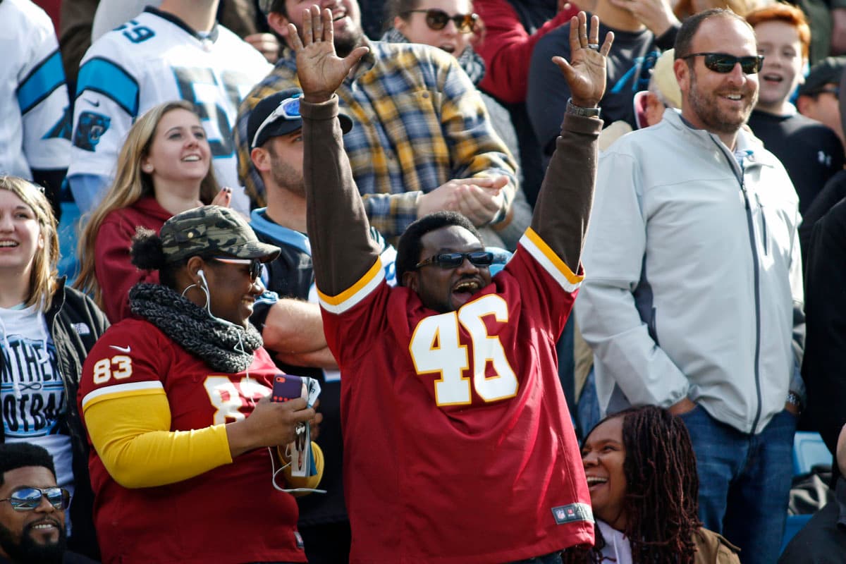 Lluvia, sol, frío, no importa el clima los fans ponen el calor para animar a sus equipos. Checa lo mejor de los aficionados de la NFL en la Semana 11.