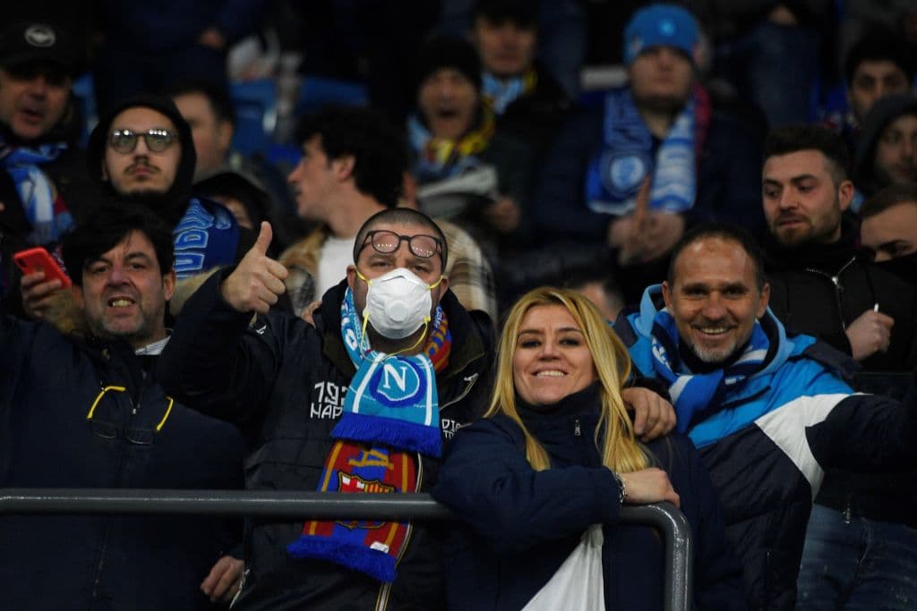 Pese al brote del Coronavirus en Italia, la afición luce contenta.