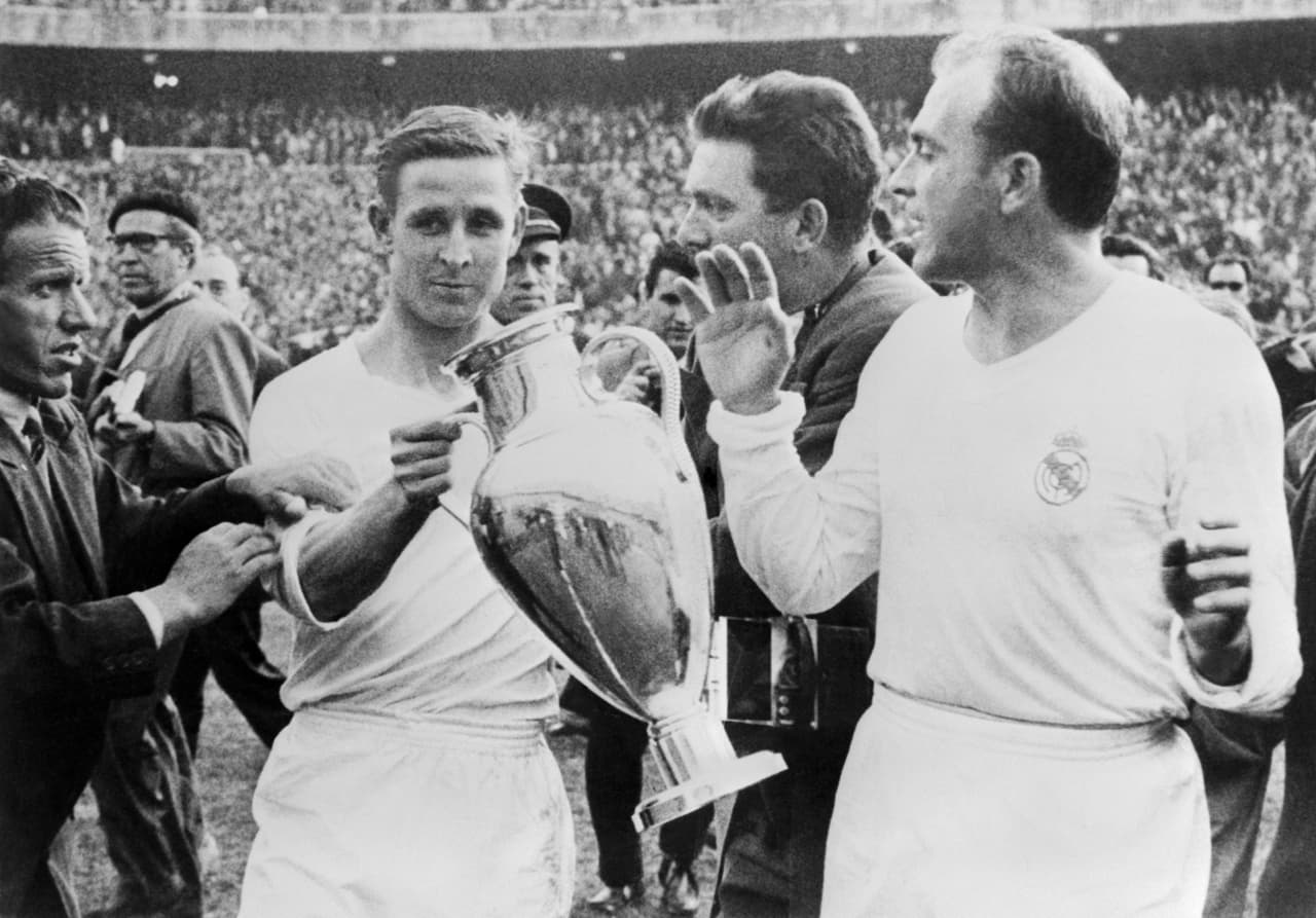 Para 1955 se vinculó con Real Madrid con el que se coronaría cinco veces campeón de Copa de Europa. Se nacionalizó con España en 1956, pero el equipo ibérico no clasificó en 1958 y en 1962, una lesión previo al evento lo dejó por fuera del Mundial de Chile.