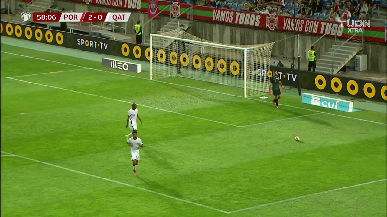 ¡CERCA! Gonçalo Guedes disparó que se estrella en el poste.