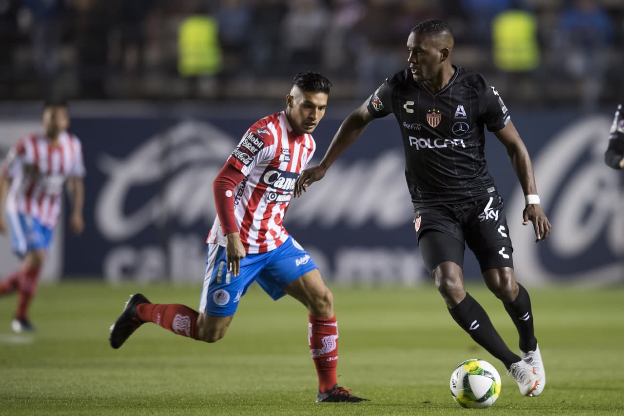 Necaxa aprovechaba sus espacios para ir consumiendo el juego y esperar por el contragolpe que sellara el partido pero al término de los primeros 45 minutos ya no se movió el marcador.