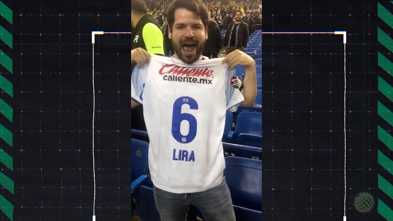 ¡Qué gesto! Lira regala jersey de Cruz Azul a enloquecido fan de Pumas