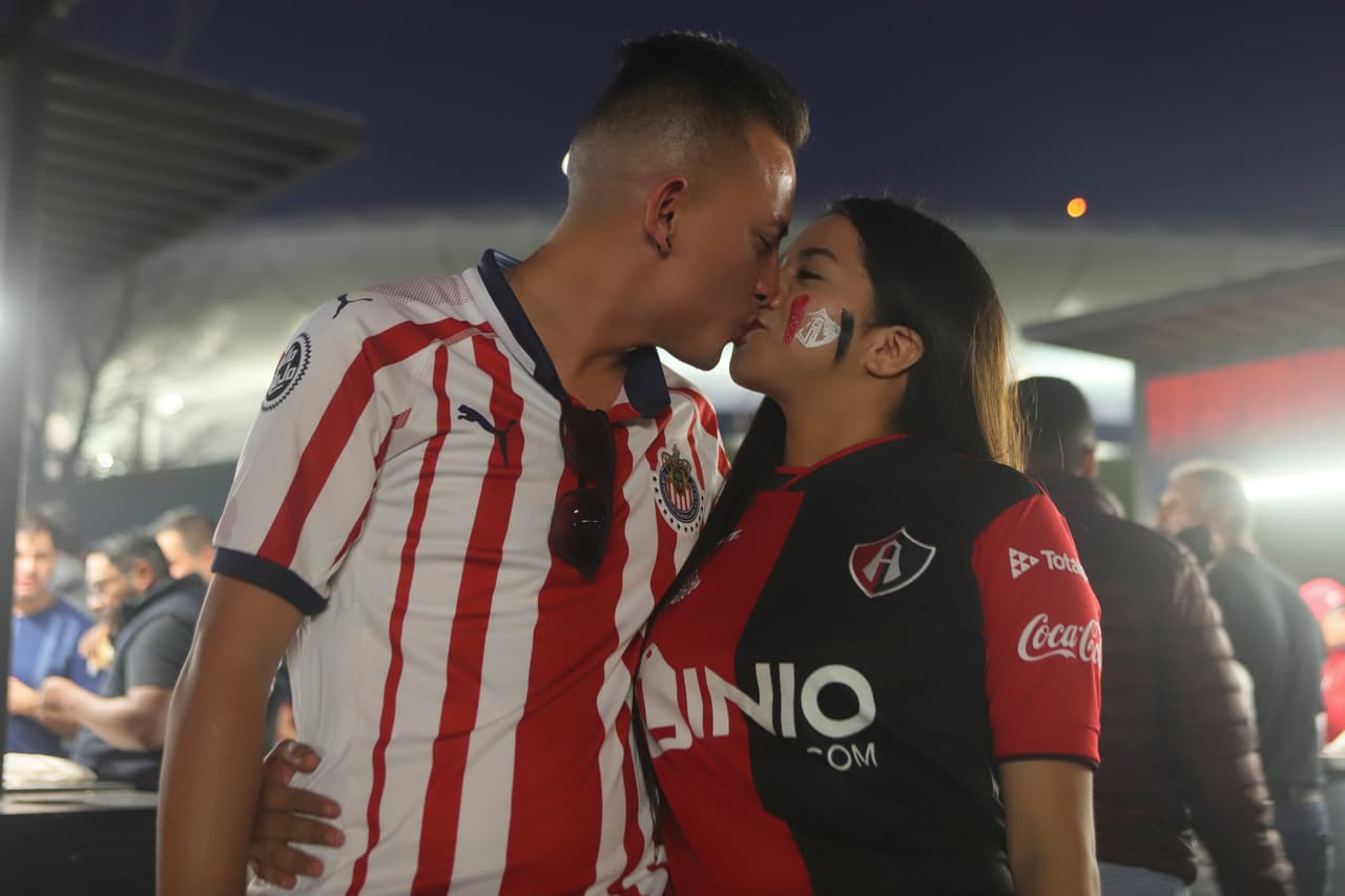 Los fanáticos de Chivas y Atlas disfrutan la fiesta previa al Clásico Tapatío por la Jornada 7 del Clausura 2019 de la Liga MX.