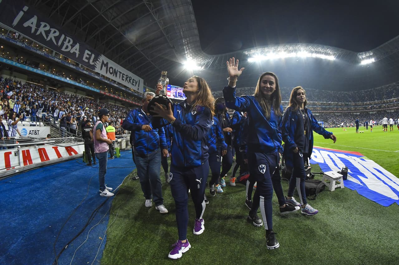 Las campeonas de la Liga MX Femenil mostraron la Copa que ganaron a la afición y animaron al equipo del Turco para vencer al América.