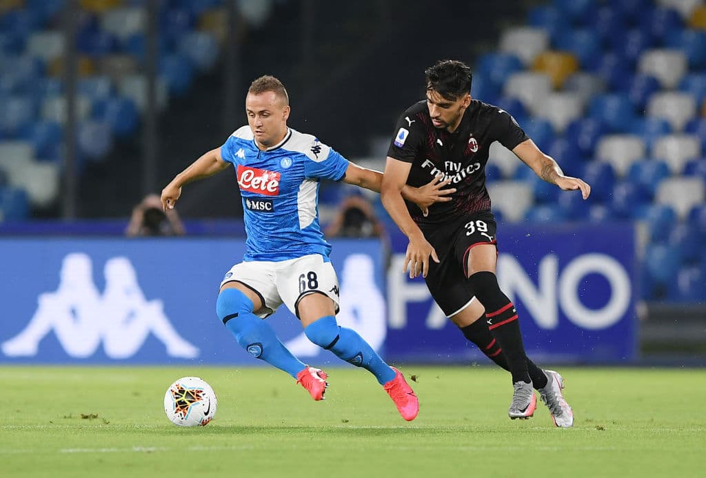 Lucas Paquetá mete en probelmas a Stanislav Lobotka que decide descargar con su portero para quitarse todo tipo de problema.