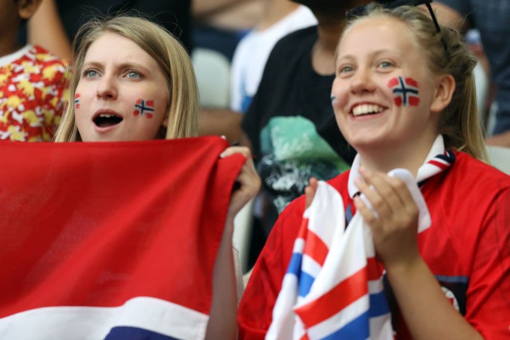 En el Allianz Riviera de Niza se enfrentan Noruega y Australia por los Octavos de Final del Mundial femenino y las fanáticas llenan de alegría las tribunas.