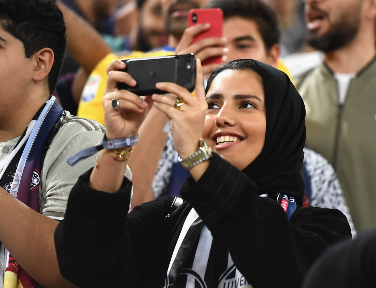 Un evento con equipos de primer nivel como la Juventus y el Milan, disputando la final de la Supercopa de Italia, fue suficiente atractivo para que las mujeres fanáticas del buen fútbol se hicieran presentes en el estadio King Abdullah de Yeda a pesar de las fuertes restricciones. Para hacerlo, debieron ubicarse en la zona familiar y estar acompañadas de un hombre.
