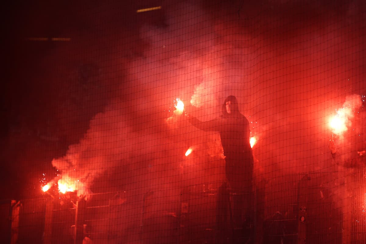 Hamburgo necesitaba ganar y esperar a que el Wolfsburgo cayera con el Colonia. El triunfo de ellos llegó pero su rival por la permanencia goleó y con eso los mandó a la Bundesliga.2. Al finalizar el partido los aficionados locales protagonizaron fuertes disturbios en las tribunas que obligaron a la fuerza policial a ingresar al campo con perros y caballos para controlarlos.