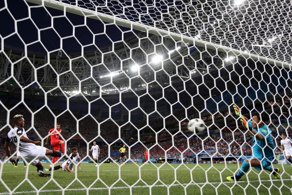 Pero a los 31 minutos, y quizás sin merecerlo demasiado, Suiza se adelantó 1-0 en el marcador. Un centro al área que le baja con la cabeza Embolo a Blerim Dzemaili, quien remató con furia a gol.