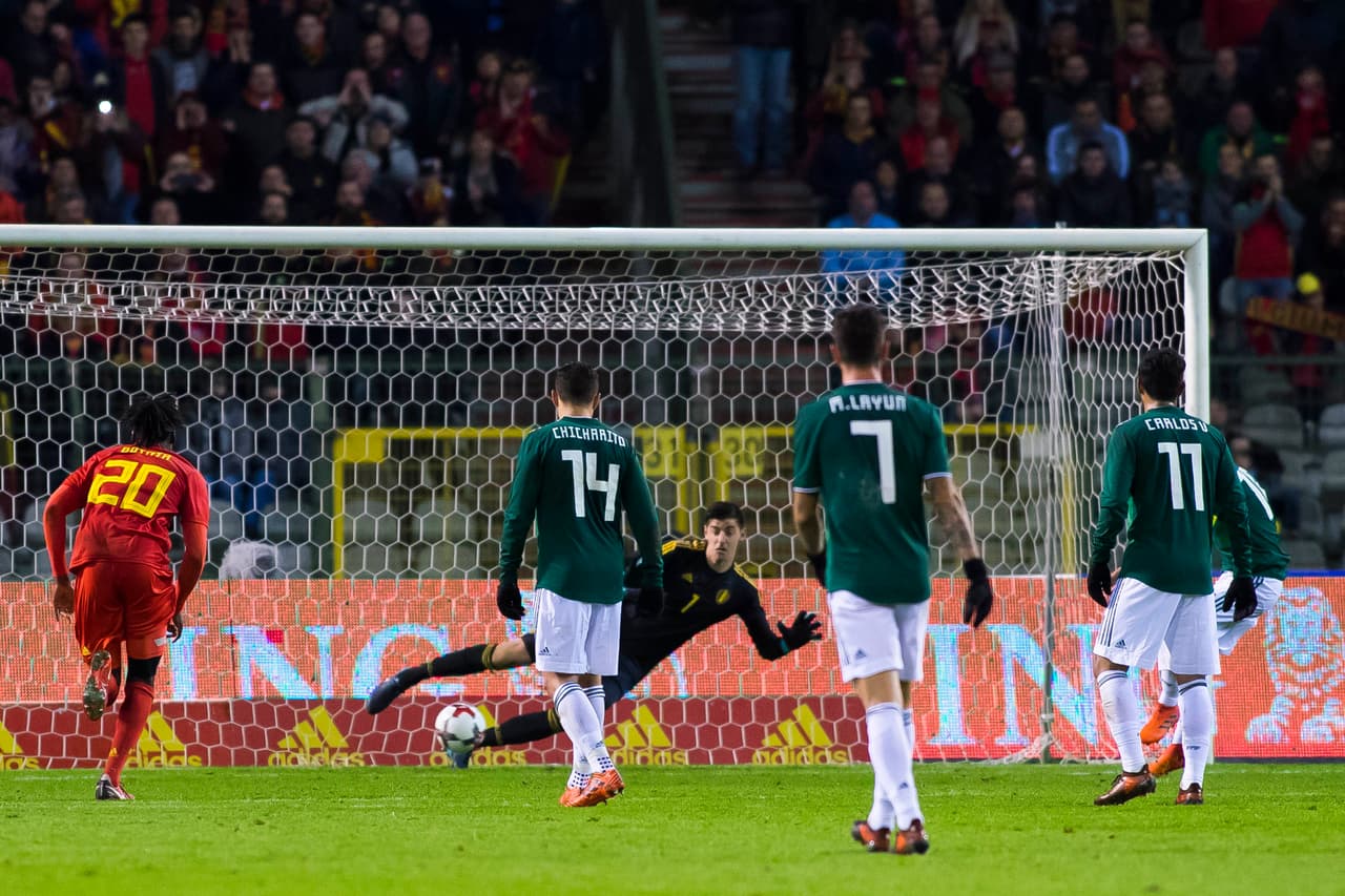 El arquero de Bélgica se lanzó al lado equivocado al tratar de detener el remate del mexicano, que puso el empate con el que ambos equipos se fueron al descanso.