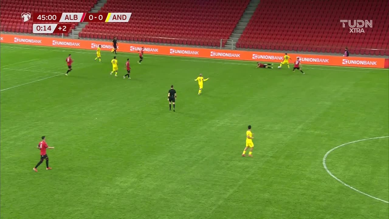 ¡CERCA! Odise Roshi disparó que se estrella en el poste.