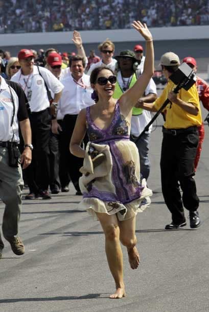 Ashley Judd no pudo contener la emoción y salió corriendo sin zapatos para felicitar a su esposo.
