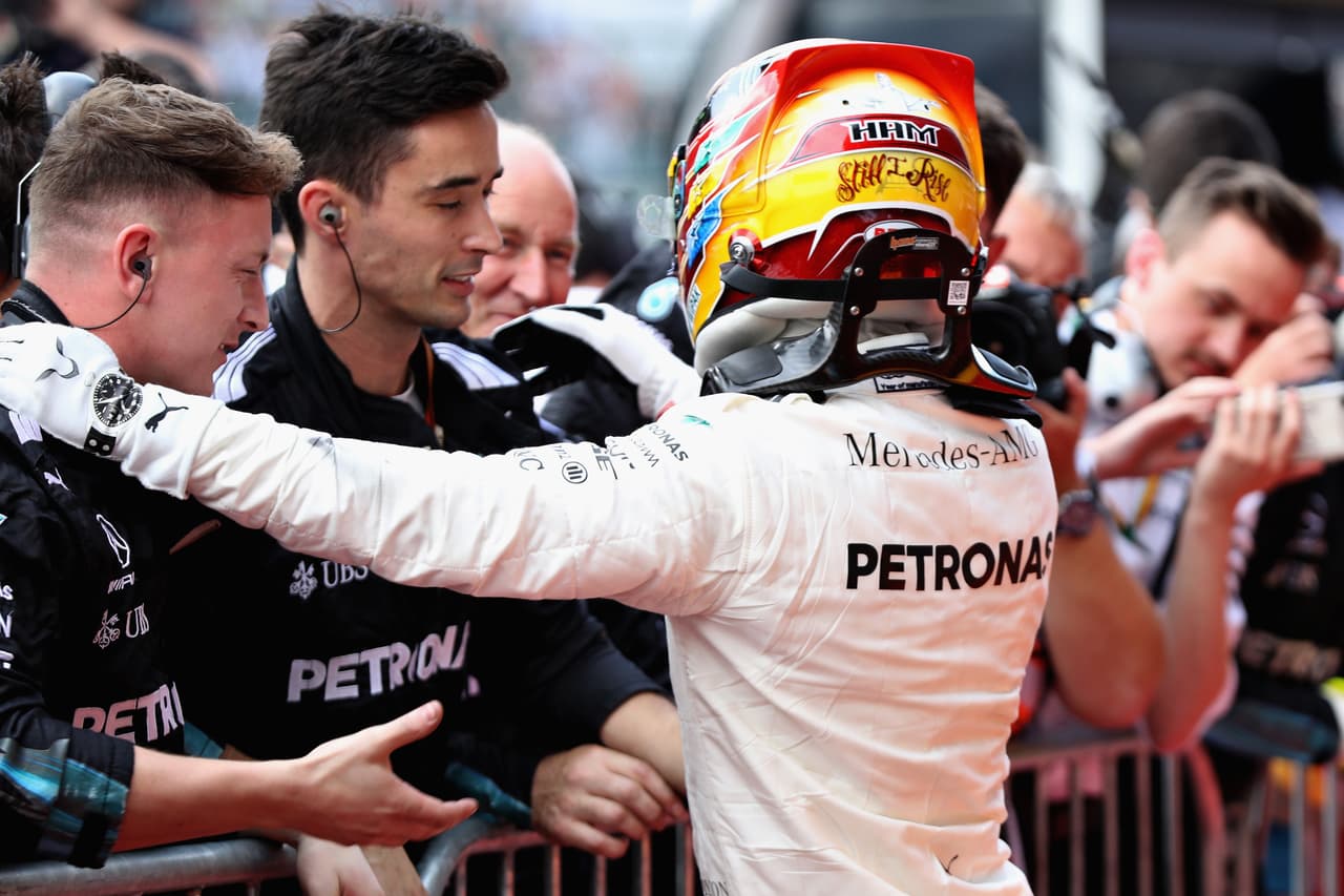 Hamilton vivió un momento emotivo con los miembros de su equipo, con el que ha crecido progresivamente en el campeonato.