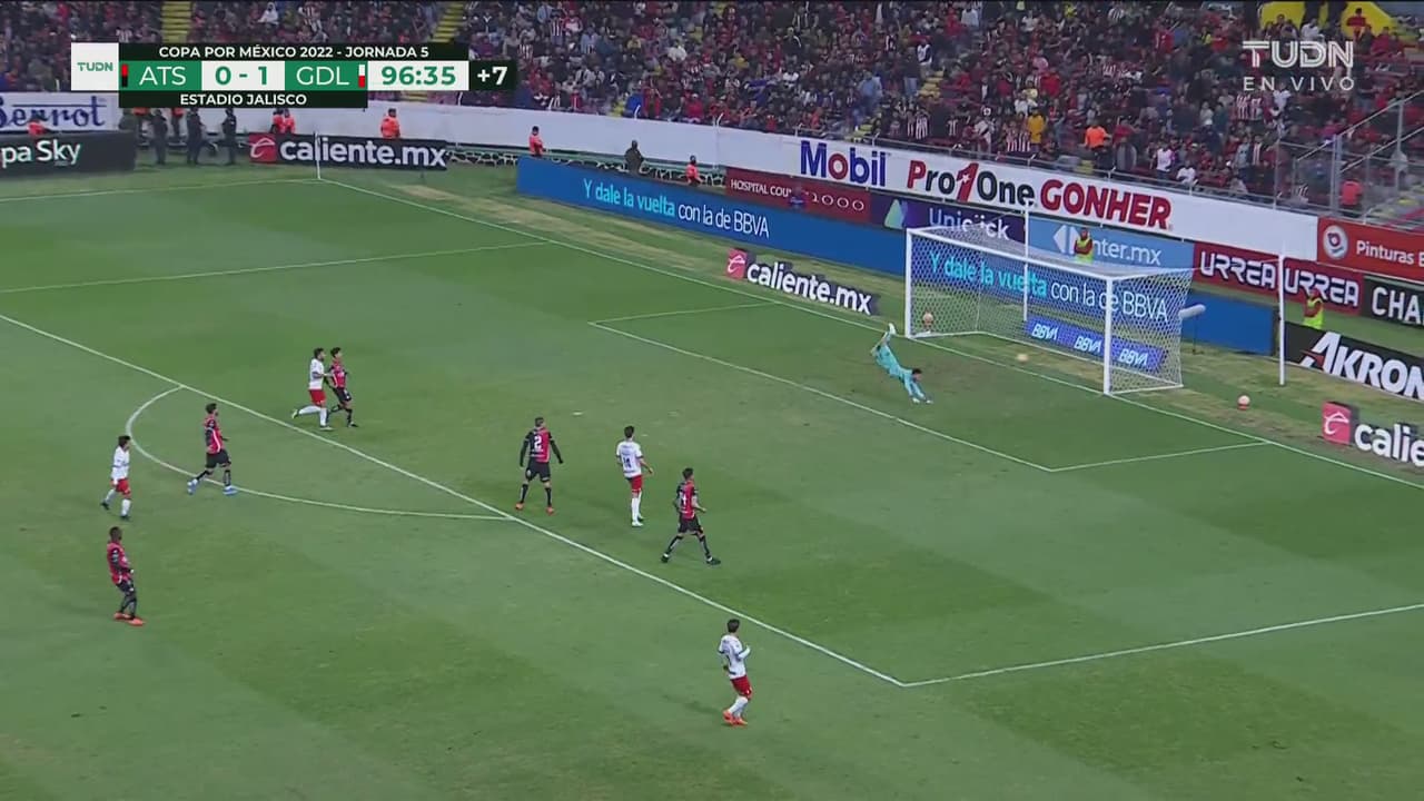 ¡Poste! Cañonazo de Beltrán que se queda en el metal de Vargas