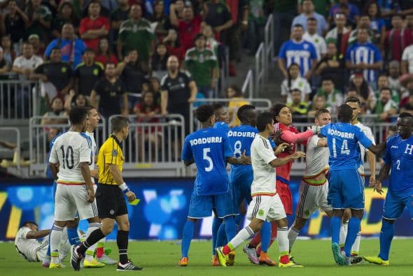 7 Guillermo Ochoa no tuvo mucho trabajo bajo los tres postes mexicanos, pero lo que tuvo lo solvento sin muchos problemas.