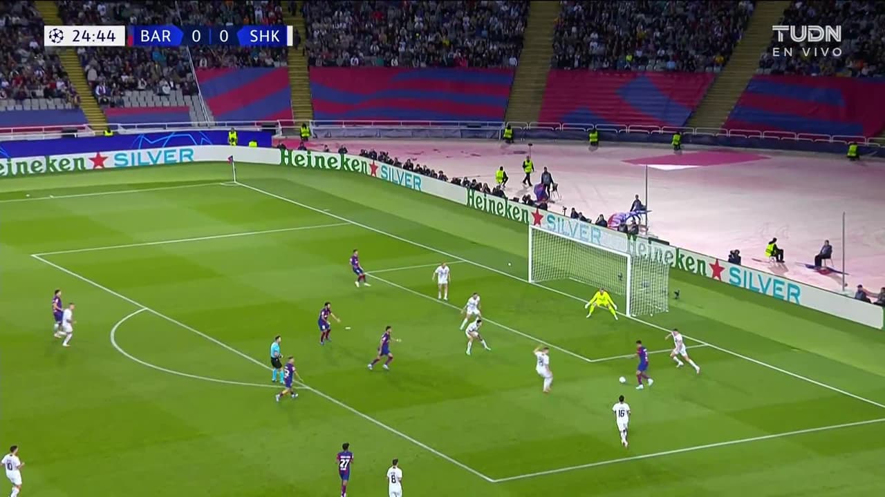 ¡TIRO ATAJADO! disparo por João Cancelo.