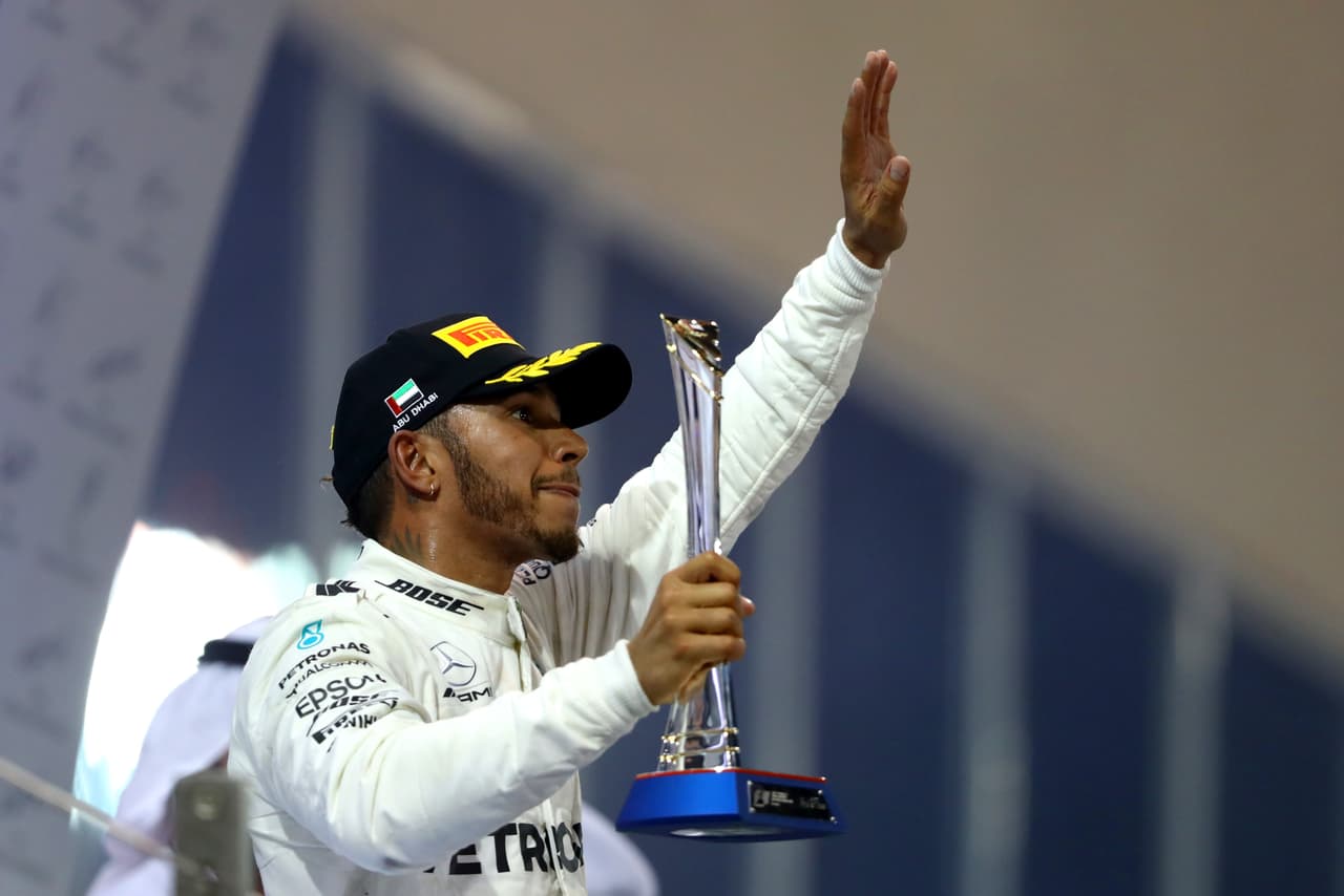 <b>Mercedes: </b>44. Lewis Hamilton. Nació en Tewin (Inglaterra) el 7 de enero de 1985 (33 años). Llegó a F1 en 2007. Campeón del mundo en 2008, 2014, 2015 y 2017. Victorias: 62. Podios: 117. Poles: 72.