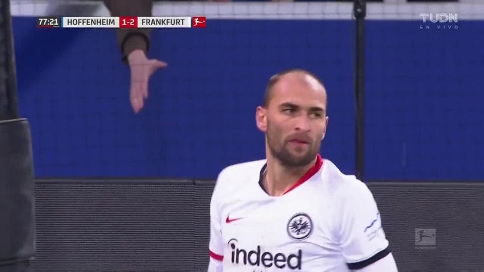 Tiro desviado de Bas Dost