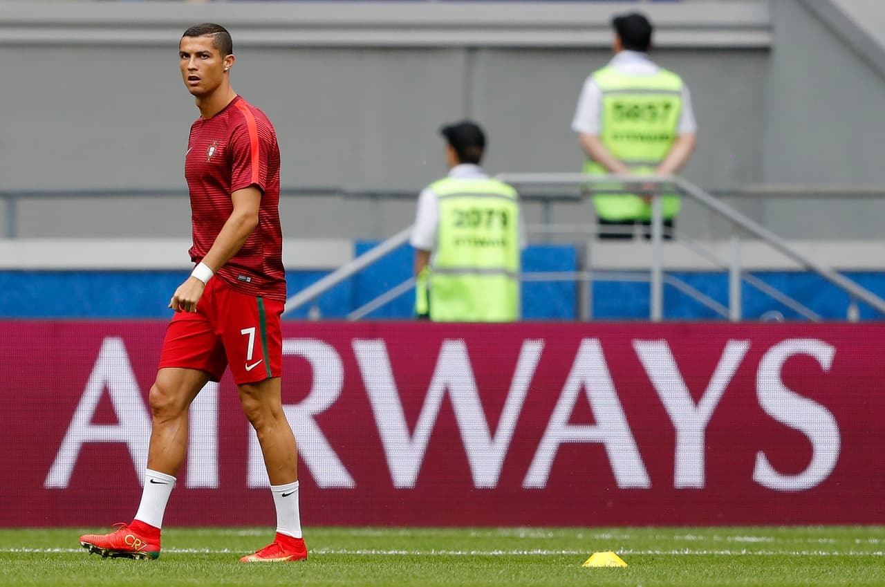 Por su parte, Cristiano Ronaldo se robaba todas las miradas en la previa, mientras hacía sus trabajos precompetitivos en el césped del Kazan Arena.