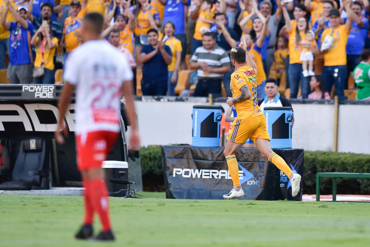 El francés apareció dos veces más a los minutos 17 y 23 para adelantar a los Felinos 3-0 antes del minuto 25 de la primera mitad.