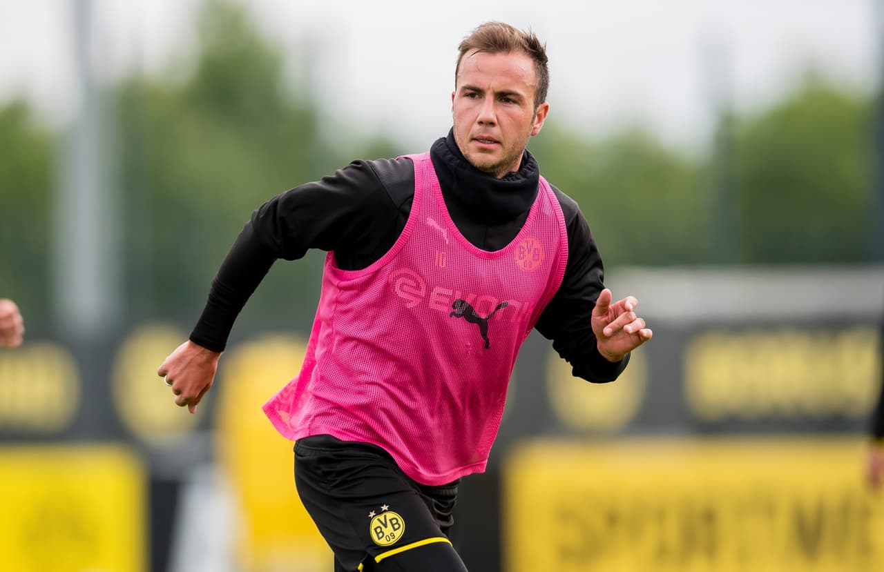 Mario Götze durante la práctica permite ver que, cuando los jugadores realizan ejercicios con el esférico, no usan artículos de protección, veremos si no se toman restricciones estrictas.