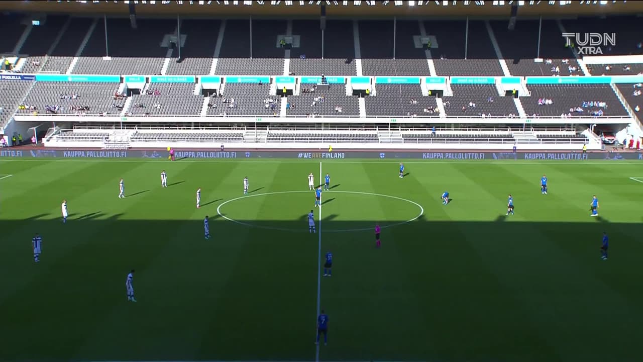 Arranca el partido y la pelota está en juego.