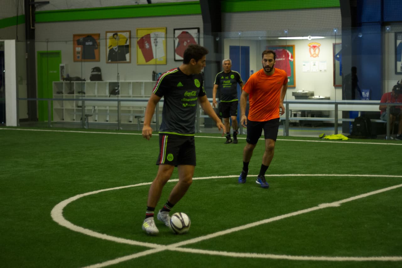 El cuerpo técnico del Tri, con un esquema táctico basado en rotaciones, tocó el balón a su antojo y venció 11-6 a los comentaristas de Univision y Televisa esta mañana en Boulder, Colorado, en un partido lleno de intensidad y camaradería.